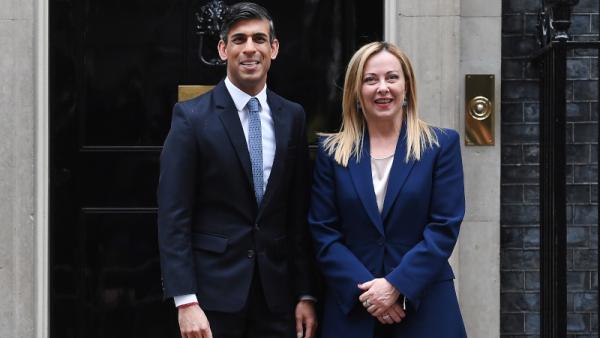 A primeira-ministra italiana, Giorgia Meloni, e o chefe do executivo britânico,Rishi Sunak, num encontro em Londres.