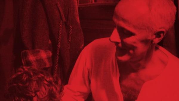 Mário Cesariny a preto e vermelho.