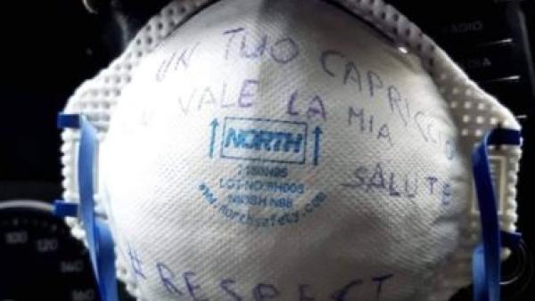 Máscara de proteção com mensagem de protesto. Foto de lavocedellelotte.it.