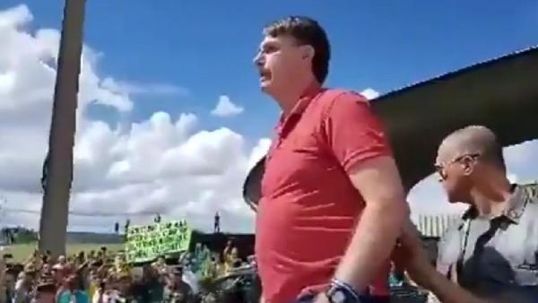 Bolsonaro discursa em manifestação que pediu intervenção militar diante do Quartel-General do Exército. Foto de reprodução de vídeo.