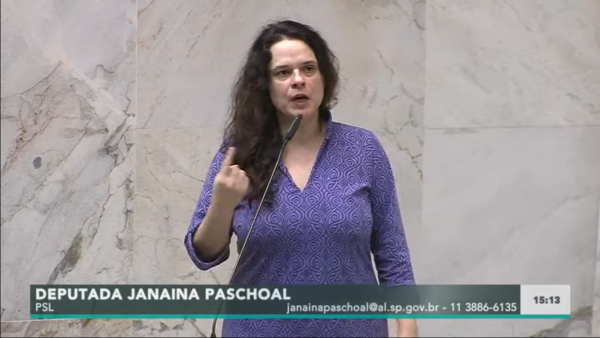 Janaína Paschoal: “Como um homem que está possivelmente infetado vai para o meio da multidão?”