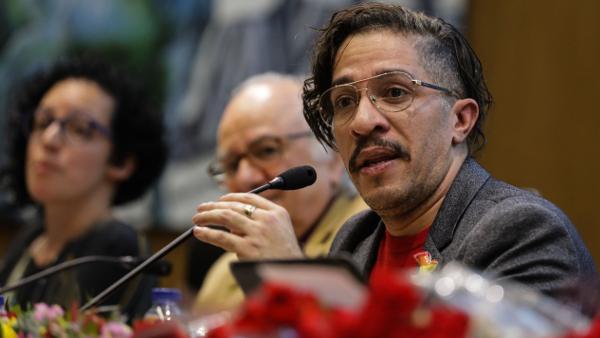 Jean Wyllys, Ana Cristina Santos e Boaventura de Sousa Santos na mesa da Conferência "Discursos de ódio e fake news da extrema direita e seus impactos nos modos de vida de minorias sexuais, étnicas e religiosas – o caso do Brasil" na Faculdade de Economia da Universidade de Coimbra, 26 de fevereiro de 2019 – Foto de Paulo Novais/Lusa