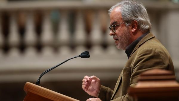 "A coragem, o conhecimento, a ponderação, o trabalho, enfim, a humanidade grande do João Semedo cunharam esta lei", declarou José Manuel Pureza. Foto de esquerda.net.