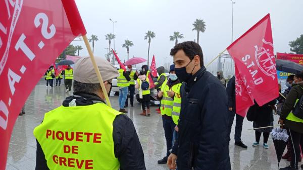 Para o deputado, estas empresas “aproveitaram o regime do lay off enquanto durou e logo se apressaram a abandonar estas pessoas em plena crise”.