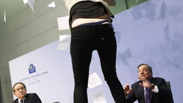 Ativista Josephine Witt protesta contra a ditadura do BCE, 15 de abril de 2015
