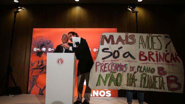 Jovens interrompem António Costa. Foto de Mário Cruz/Lusa.
