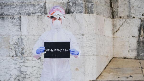 Pintura de parede em Lisboa a apelar ao confinamento. Agosto de 2020. Foto de Ana Mendes.