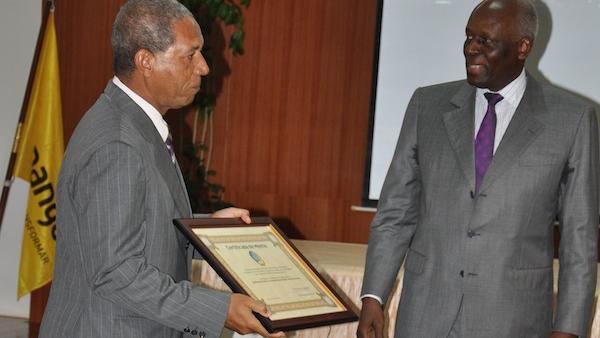O general Kopelipa e o presidente José Eduardo dos Santos na atribuição de um diploma de mérito.