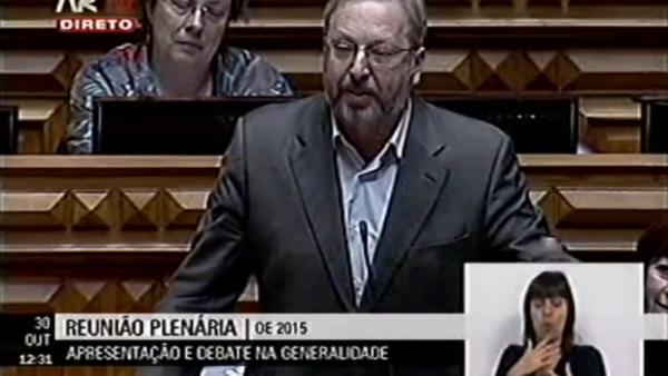 Luís Fazenda desafia Passos Coelho a esclarecimento sobre reposição integral dos salários