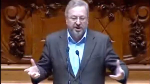 Enriquecimento injustificado agrava a crise da política