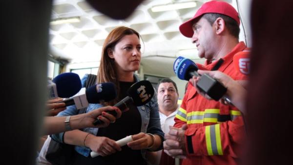 Marisa Matias em visita aos Bombeiros Voluntários de Monchique. Foto de Paula Nunes.