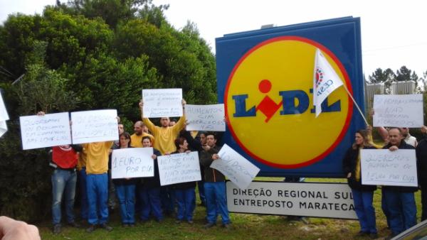 Trabalhadores do Entreposto do Lidl na Marateca em greve. Foto da CGTP.