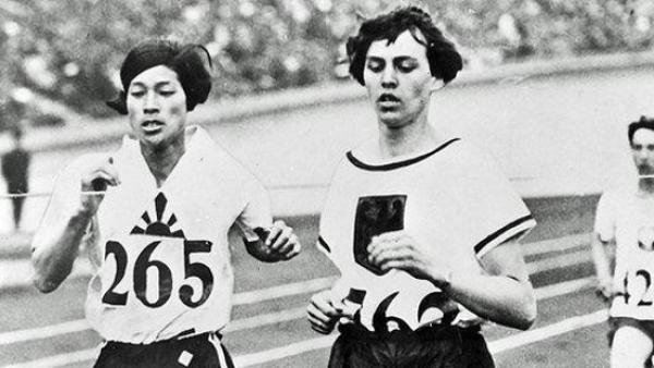 Kinue Hitomi, medalha de prata, e Lina Radke, medalha de ouro, na corrida de 800 metros mulheres nos Jogos Olímpicos de 1928 – foto de http://www.joc.or.jp/olympic/memorial/2006060803.html – domínio público