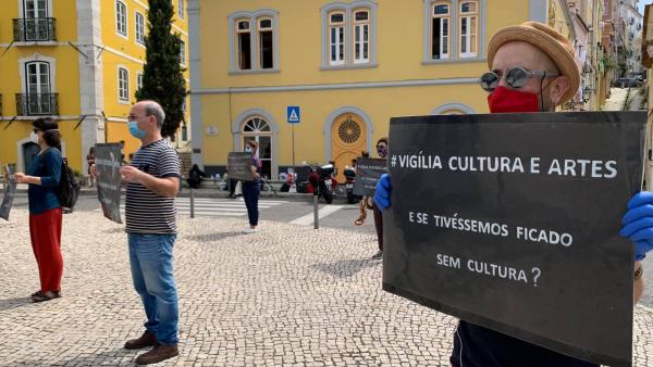 Profissionais da cultura empunha cartazes em protesto