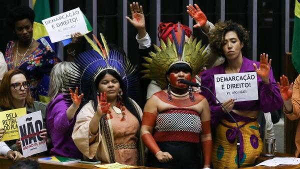 Protesto na Câmara dos Deputados no dia da aprovação do Marco Temporal. Foto: Lula Marques/ Agência Brasil