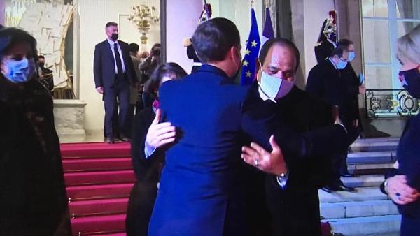 A eficácia de Macron é afinal apenas uma: o Egipto é o primeiro cliente da indústria de armamento francesa, mas o que é uma boa notícia para a indústria bélica francesa é uma má notícia para o Mundo, Macron abraça Sissi