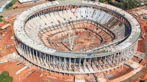 O estádio Mané Garrincha é um triste exemplo de desperdício. Foto de copagov