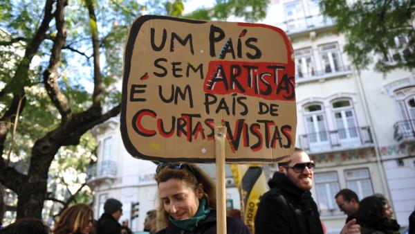 Cartaz com a frase “Um país sem artistas é um país de curtas vistas” - Foto de Paulete Matos