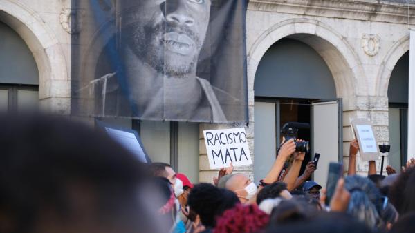 exige aos responsáveis políticos e institucionais que “acionem os mecanismos processuais para combater o racismo e o crescimento da extrema-direita”