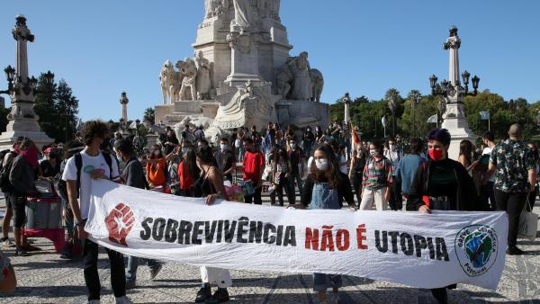 Os manifestantes exigem empenho no corte de 50% de emissões de gases com efeito de estufa até 2030.