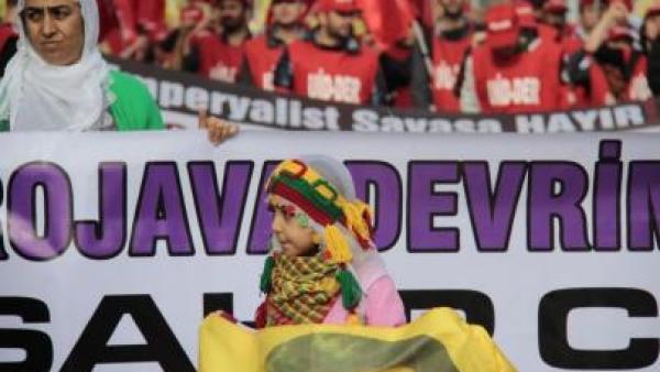 Manifestação em Istambul em solidariedade com os curdos da região de Rojava, Curdistão Sírio. Foto de Firat news