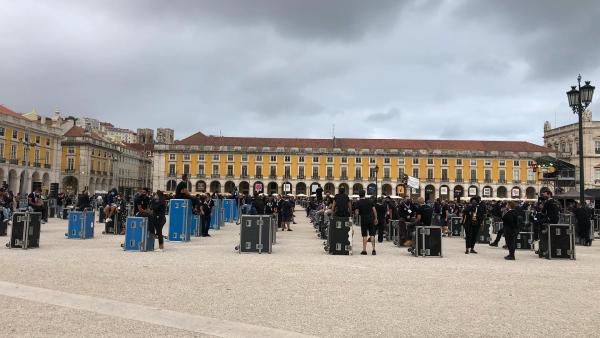 Manifestação dos técnicos do espetáculo, no Terreiro do Paço, em Lisboa. Foto via facebook de Ricardo Moreira. 