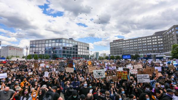 Manifestação antirracista enche a Alexanderplatz, em Berlim, 6 de junho de2020 – Foto Omer Messinger/Epa/Lusa