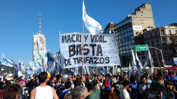 Manifestação contra os aumentos de tarifas promovidos por Macri. Foto de Banfield.