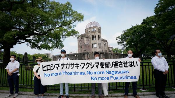 Manifestantes antinucleares seguram faixa junto ao Memorial da Paz de Hiroshima, 6 de agosto de 2020 – Foto de Dai Kurokawa/Lusa/Epa