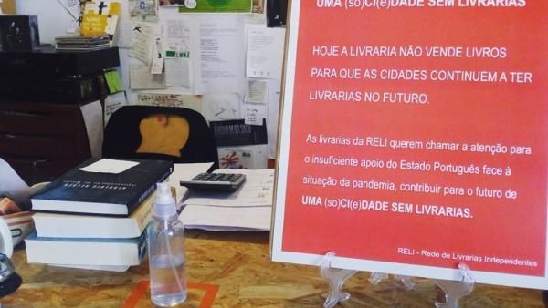 Manifesto na livraria Fonte de Letras – Foto da página da livraria no facebook, facebook.com/fontedeletras 