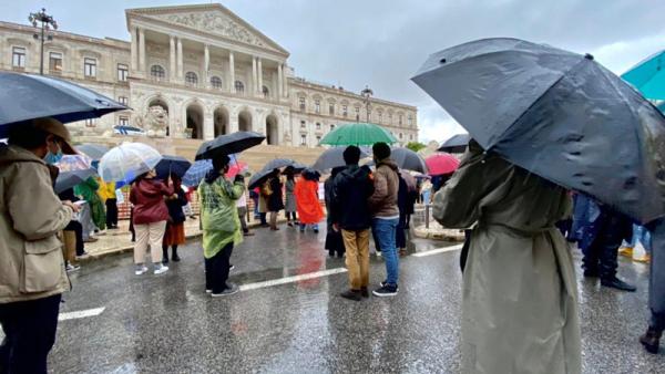 Estudantes de cinema em frente ao Parlamento esta terça-feira