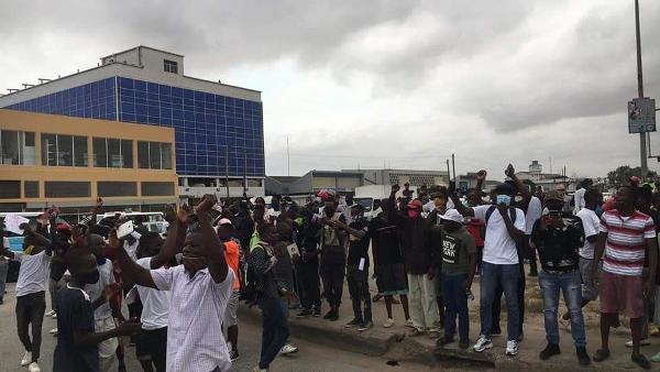 Manifestação reprimida violentamente pela polícia - Foto de facebook dos amigos do Bloco Democrático de Angola