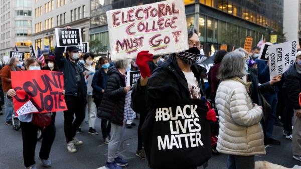 Manifestantes em Nova Iorque exigem a contagem de todos os votos, 4 de novembro de 2020