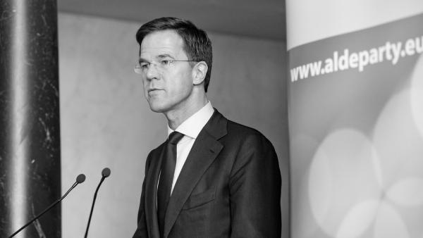Mark Rutte, primeiro-ministro da Holanda, defensor acérrimo da economia parasitária financiarizada e membro do Alde Party, o partido europeu de direita de que faz parte a Iniciativa Liberal de Portugal – Foto extraída de aldeparty.eu/flickr