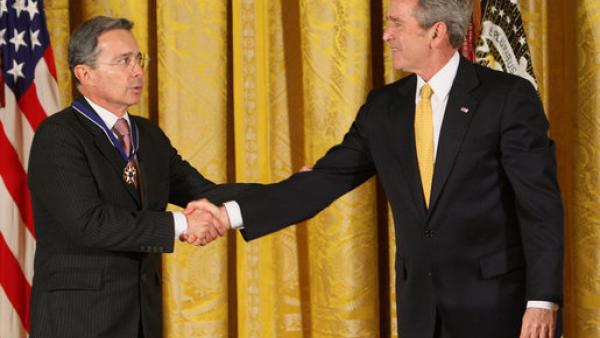 Álvaro Uribe recebeu a Medalha da Liberdade dos EUA em 2009, concedida pelo então presidente George W. Bush – Foto de Chris Greenberg, domínio público, disponível em wikipedia