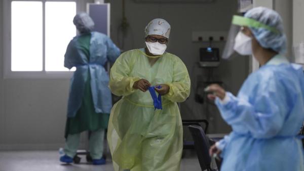 O problema, segundo os sindicatos, é que a colocação de médicos aposentados impede a abretura de vagas nos centros de saúde ou hospitais onde eles são colocados.