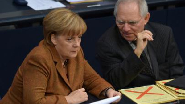 Angela Merkel e Wofgang Schäuble - A Alemanha ameaça vetar o processo de união bancária se o Parlamento Europeu introduzir alguma alteração na resolução aprovada pelo Conselho Europeu