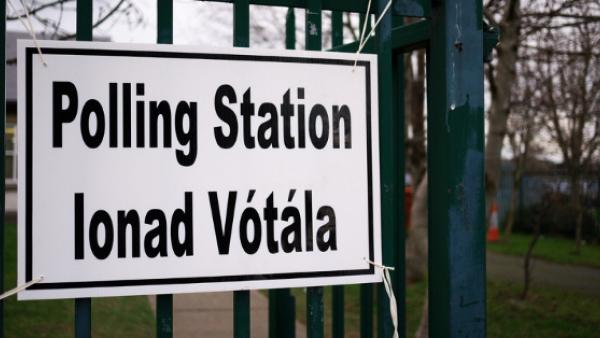 Assembleia de voto na Irlanda - eleições legislativas 2020
