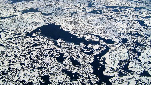 Imagens da Observatório Terrestre da NASA mostram rachas no gelo. As análises posteriores deteteram fuga de metano no Ártico. 2011. Wikimedia Commons.