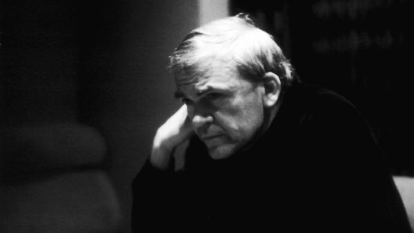 Milan Kundera em 1980. Foto de Elisa Cabot.