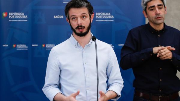 O deputado Moisés Ferreira em declarações à comunicação social após uma das reuniões no Infarmed. 