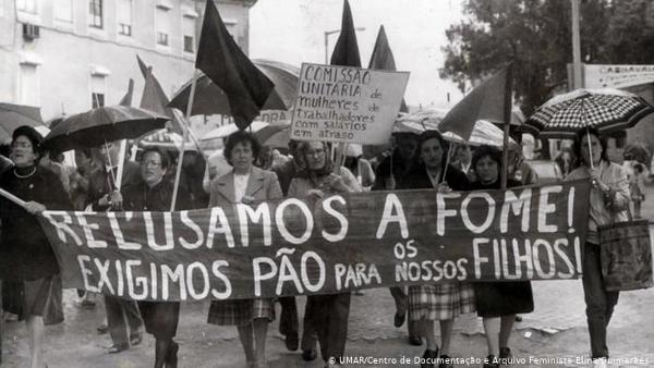 Mulheres de Abril, na imagem manifestação de mulheres "Recusamos a fome" - Foto da UMAR/Centro de Documentação Elina Guimarães 