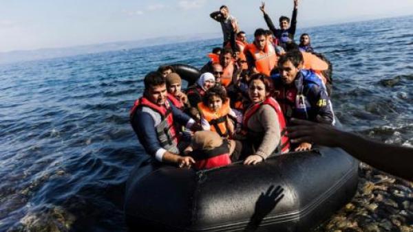 Pessoas migrantes resgatadas no mar Egeu dentro de um bote de borracha.