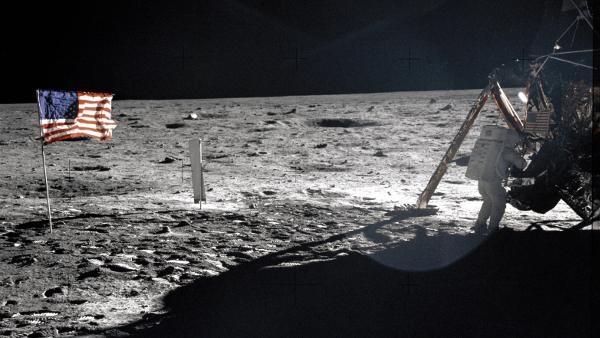 Neil Armstrong na Lua junto da Apolo 11 – foto da NASA 