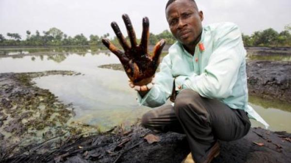 A Nigéria, apesar de ser um dos maiores produtores mundiais de petróleo continua a ser pobre. Em 2017, a Amnistia Internacional denunciou que a Shell apoiou tortura e violação dos direitos humanos.