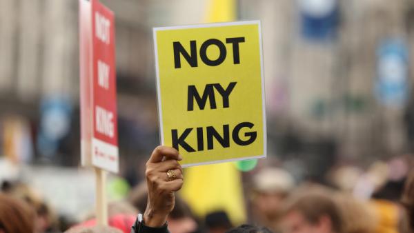 Cartaz com a frase: "Not my king