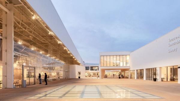 Biblioteca do campus de Carcavelos da Nova SBE, via https://www2.novasbe.unl.pt/pt/
