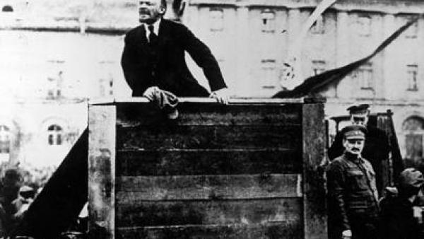 Não foi o apoio que a Alemanha deu a Lenine que determinou o caráter do processo mas a revolução que emergiu das forças criativas da luta de classes na Rússia. 