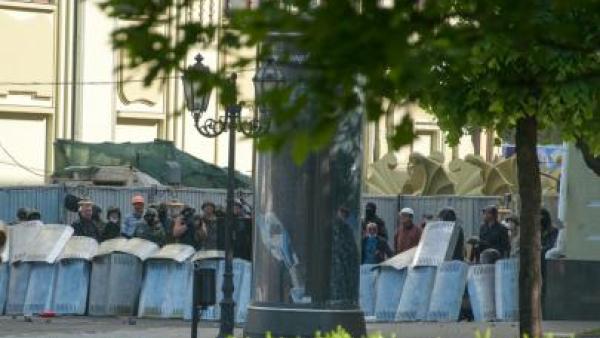 Paramilitares pró-russos disparam armas de fogo atrás da cobertura da polícia. Foto de napaki.livejournal.com