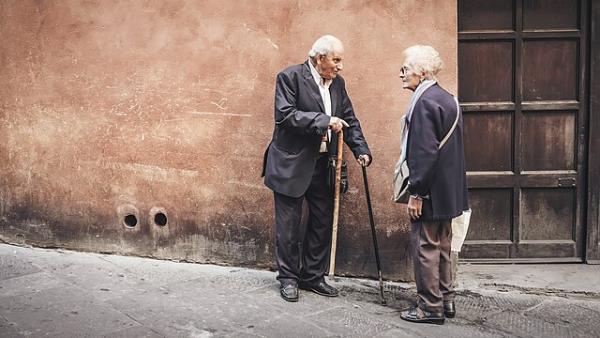 Duas pessoas idosas a conversar.